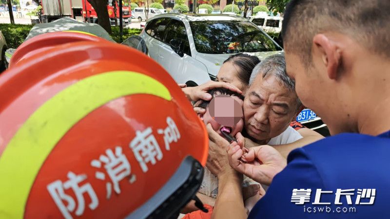 消防员取出积木。 长沙晚报通讯员 杨慧 供图