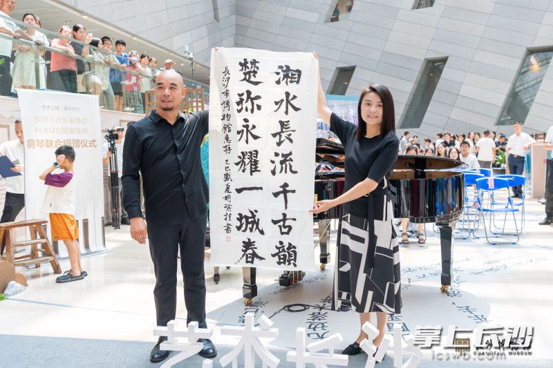 胡紫桂向长沙博物馆捐赠书法作品。
