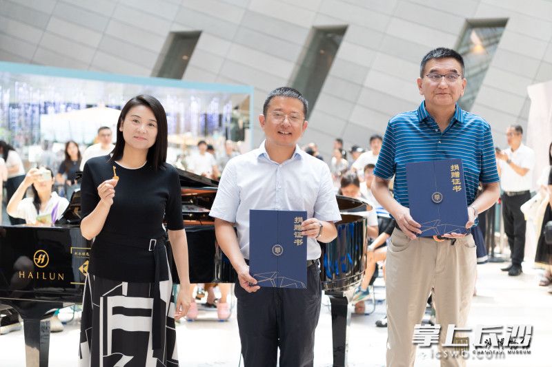 钢琴捐赠仪式。