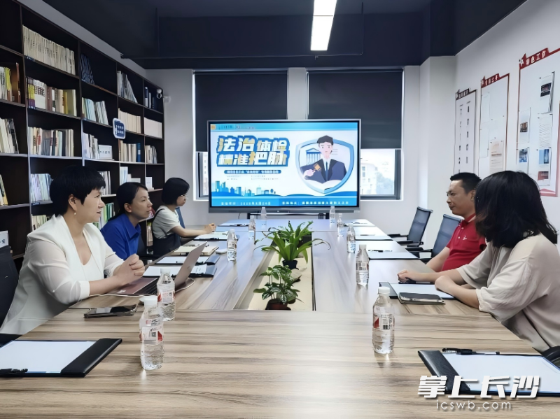 6月24日，雨花区总工会联合专业法律服务团队走进长沙登途汽车租赁服务有限公司，开展“法治体检”专项活动。