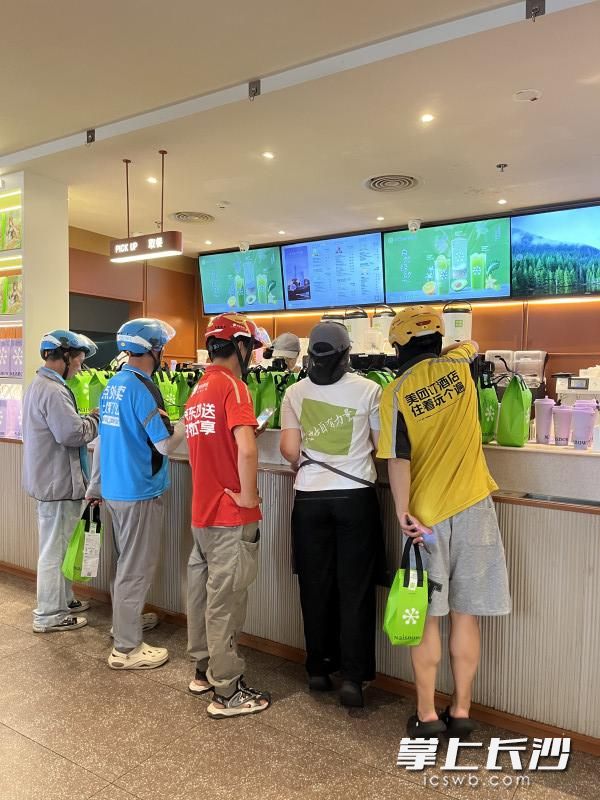 在五一商圈的好几家奶茶店门口,一群外卖小哥正忙着取单配送。 均为长沙晚报实习生龙敏婕摄 在五一商圈的好几家奶茶店门口,一群外卖小哥正忙着取单配送。 均为长沙晚报实习生龙敏婕摄