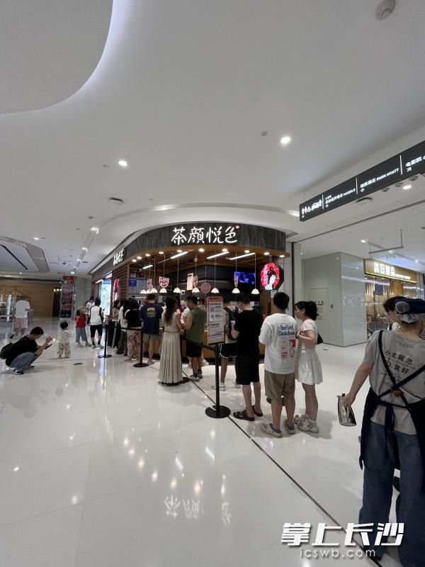 奶茶店门口排起了长队。 奶茶店门口排起了长队。