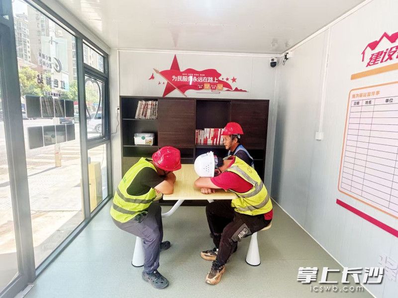工人们在“建设者之家”休息。