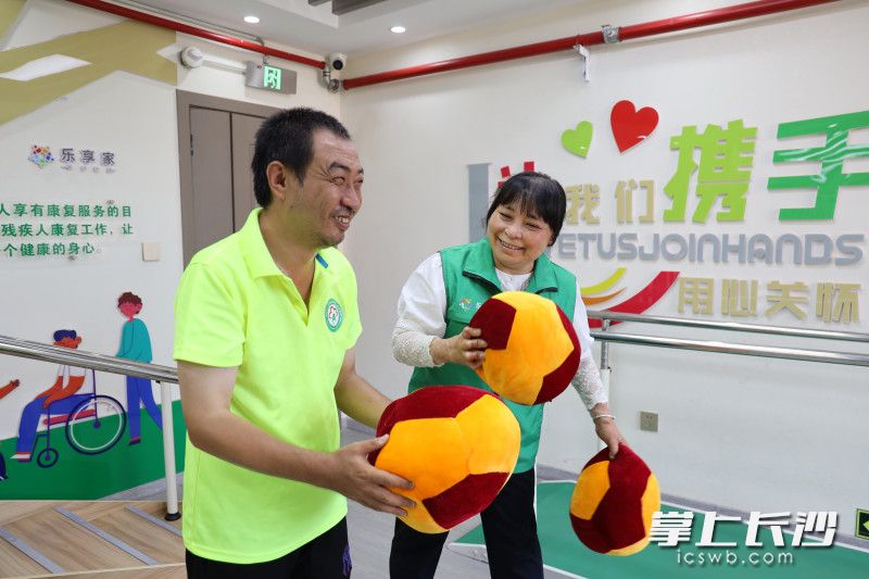 黄小林在工作中。