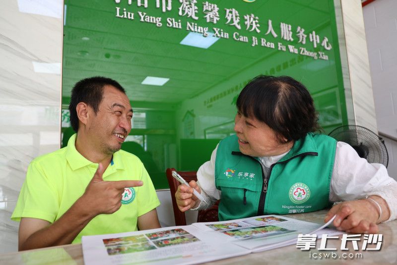 黄小林（右）工作场景。