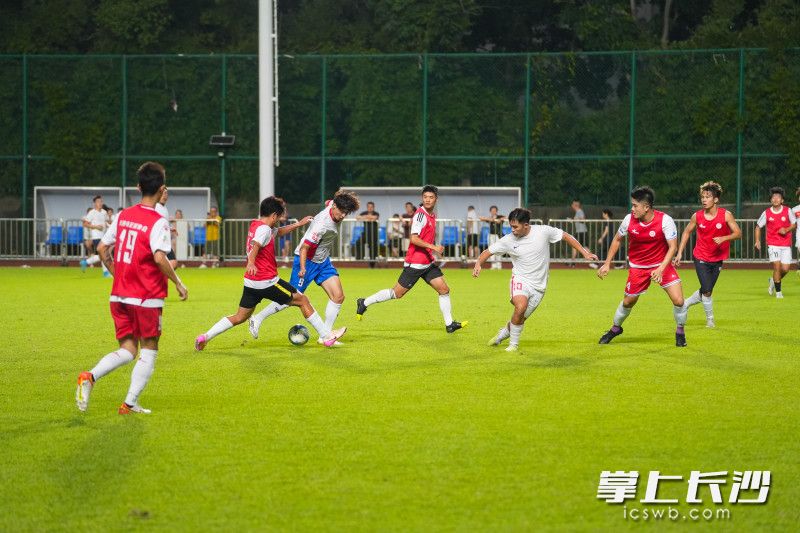 8月7日晚，湘超长沙队在贺龙体育场附场进行训练。均为长沙晚报全媒体记者 邹麟 摄