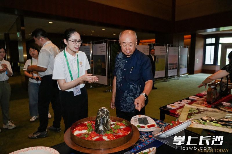 志愿者向日本游客介绍湘菜。 均为通讯员供图