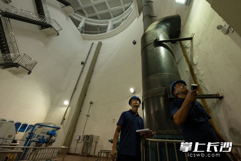 周栋宇和搭档汤辉检查管道是否有异常。 均为长沙晚报全媒体记者黄启晴摄