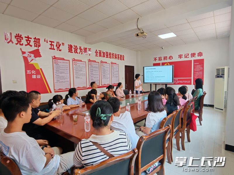 东屯村的党员、家长和孩子们挤在村委会会议室里，彭怡茗正在分享学习经验。