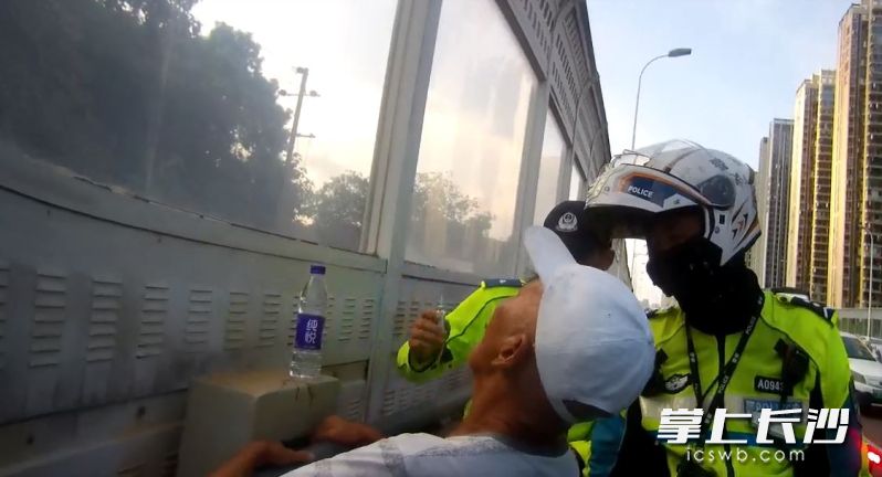 雨花交警及时为老人送去藿香正气水解暑。 雨花交警供图