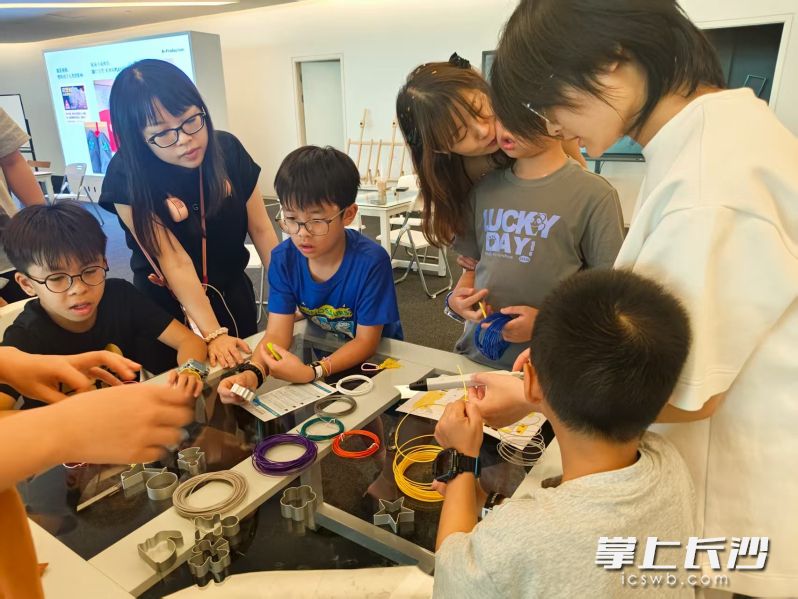 孩子们动手创作。 均为长沙晚报实习生肖惠馨摄