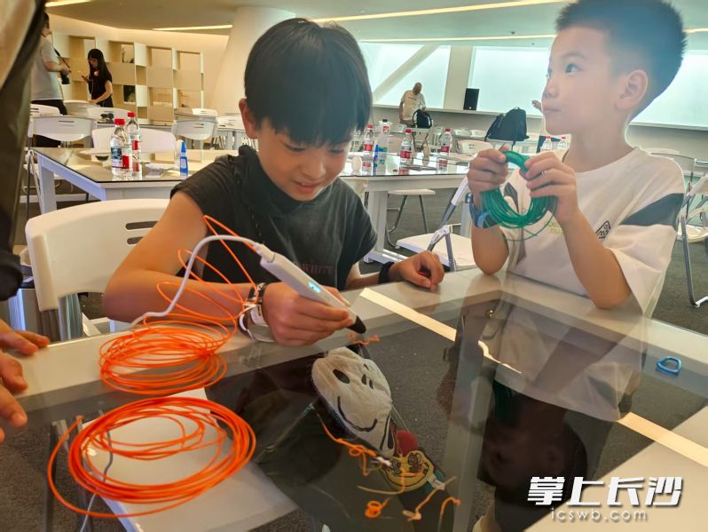 孩子给福蛋上色。