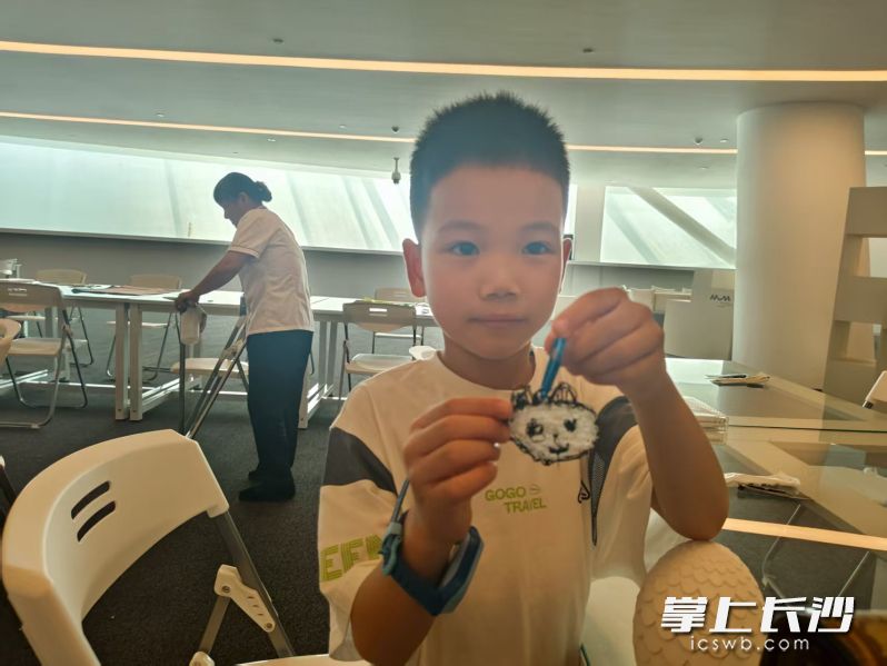 孩子展示作品。