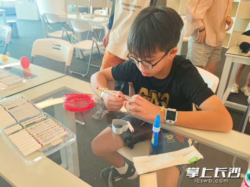 孩子用3D打印笔创作作品。