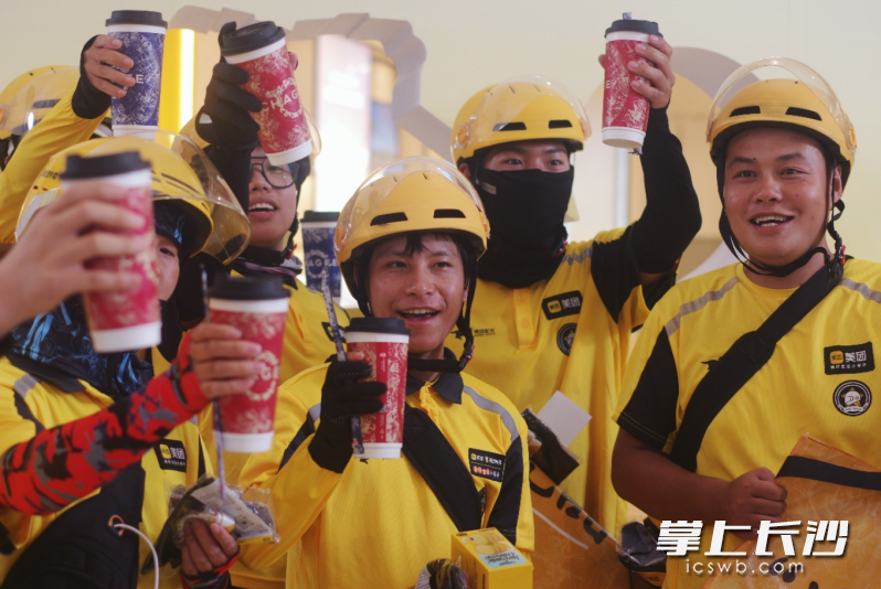 立秋前夕，美团联合二十多家头部茶饮品牌，请骑手们先喝“秋天第一杯奶茶”。 通讯员 李大金 摄