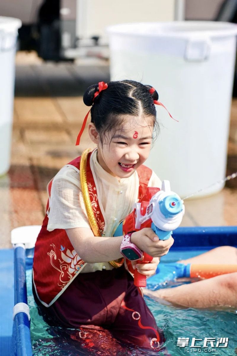 戏水消暑，乐在其中。