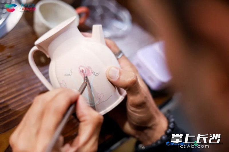 手工画陶其乐无穷。