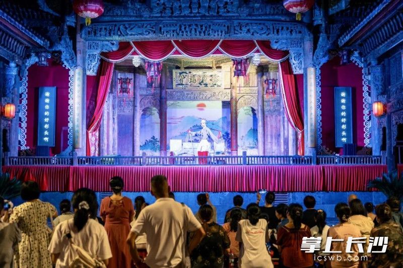 游客围观看大戏，充实又有味。