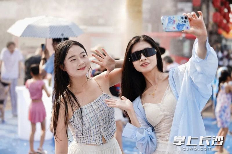 “入秋八件套”，铜官窑国风乐园邀你来打卡。 均为长沙晚报全媒体记者贺文兵、通讯员张纯摄