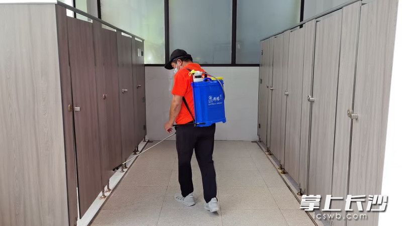 对公共卫生间进行消杀。 均为长沙晚报全媒体记者贺文兵摄