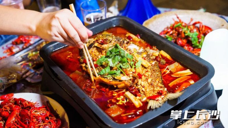 三百杯夜市烟火气升腾，逛吃间感受夜生活的独特魅力。