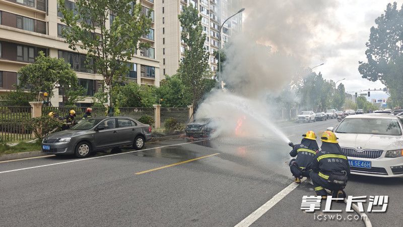 消防员正在灭火。