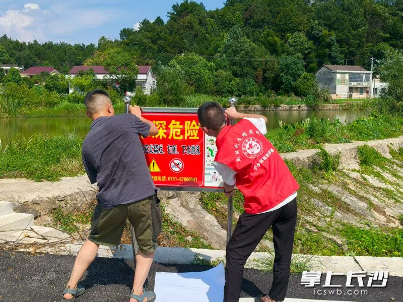 志愿者们定点值守在池塘、水库等野外水域，对当地青少年开展防溺水宣传和现场劝导。 均为通讯员供图