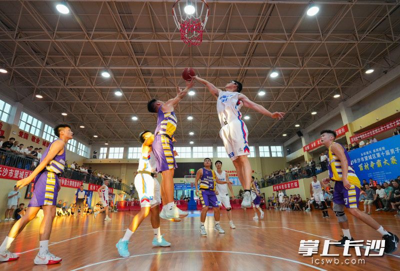 比赛现场紧张激烈。 比赛现场紧张激烈。