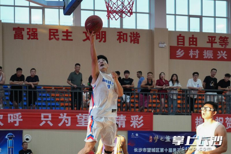 飞身上篮。 飞身上篮。