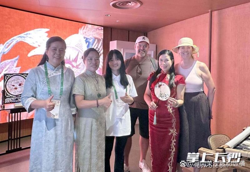 来宾们对湘绣工艺赞不绝口。