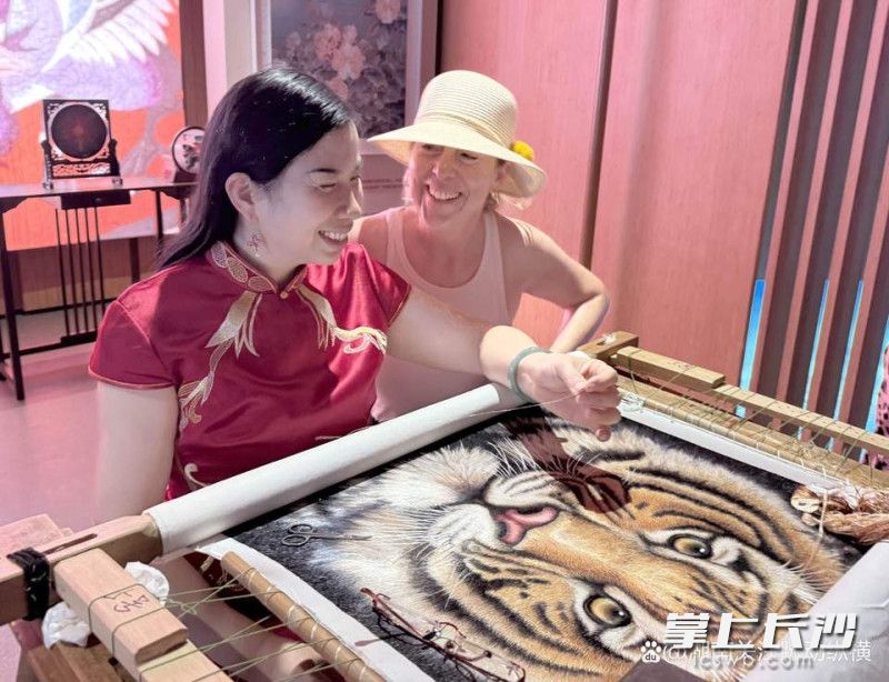 湘绣大师与客人交流。