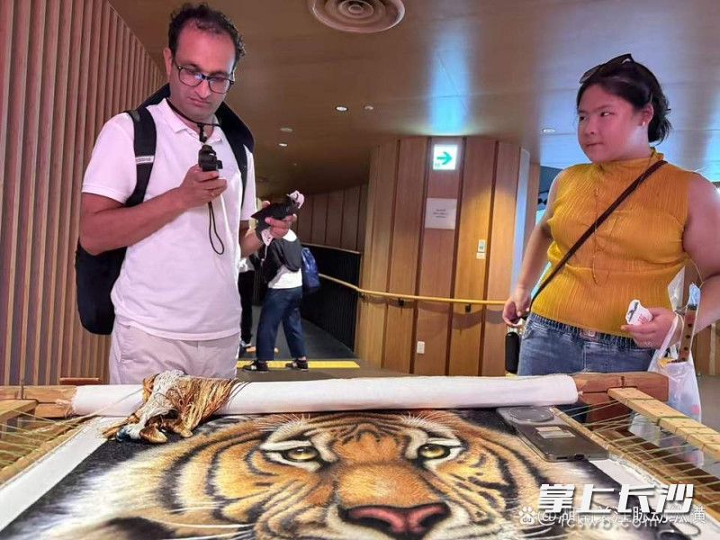 外国友人留下作品影像。