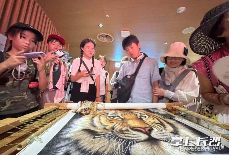 客人们欣赏《虎啸》。