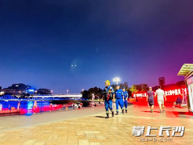岳麓蓝天救援队在梅溪湖基地开展巡护。