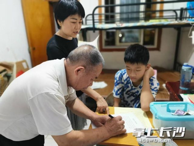 望月湖街道湖中社区开展“敲门送安全”行动。