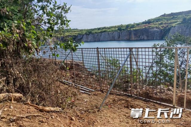 坪塘街道在矿坑水域周边安装了防护网。