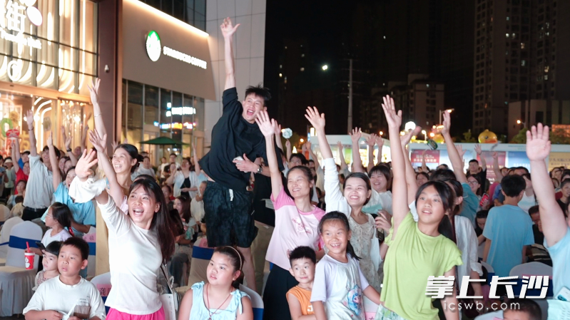 发布会现场的热闹气氛。