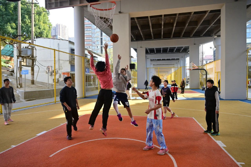 长沙桥下空间被改造为运动场地。余劭劼 摄