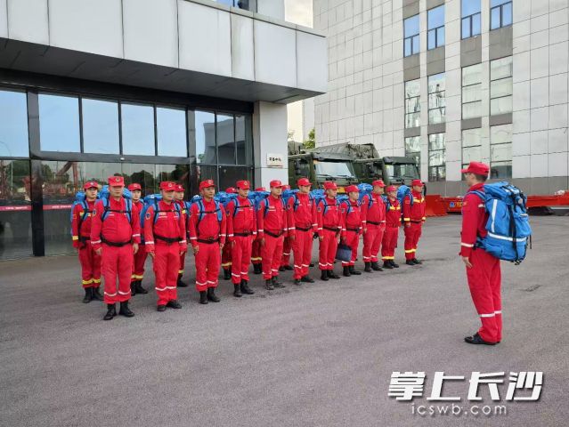 今日，首批25名精锐抢险队员携4台（套）重型装备从长沙出发奔赴1600公里外的内蒙古呼和浩特市抢险一线。 长沙晚报通讯员 曾艳供图