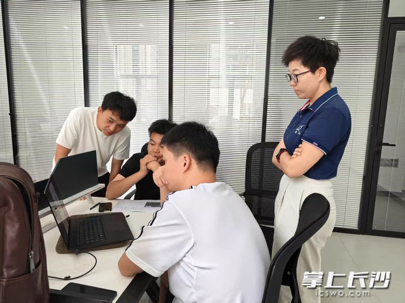 博士团开展地质基础与工程实践培训与专题研讨。