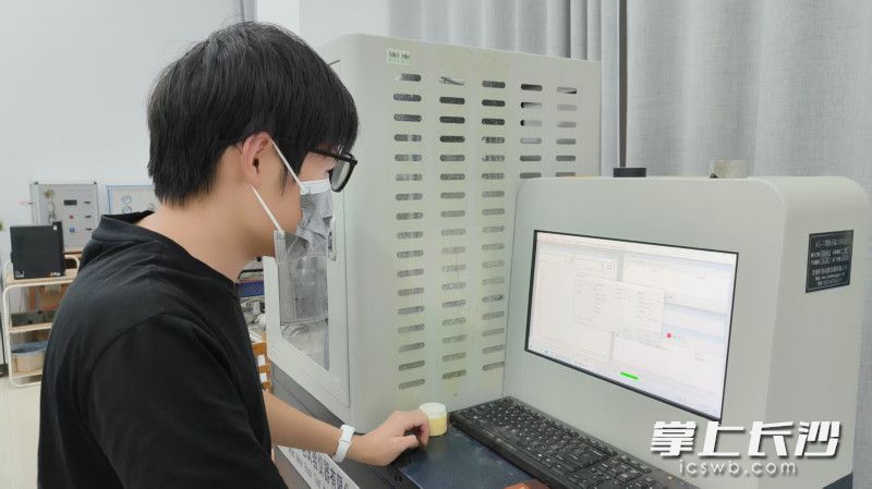 博士团成员在进行岩石抗压强度实验。均为通讯员 王轩 摄