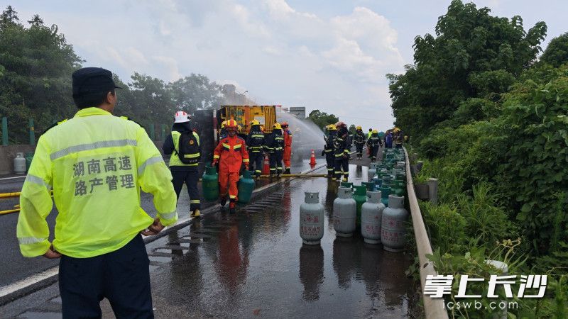 消防员正在处置散落的液化气罐。 长沙晚报通讯员 杨慧 供图