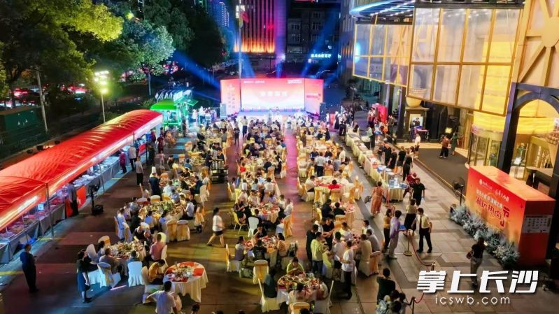 热卤节当天，潇湘华天大酒店前坪灯光闪烁，人潮涌动。 长沙晚报通讯员 李浩 供图