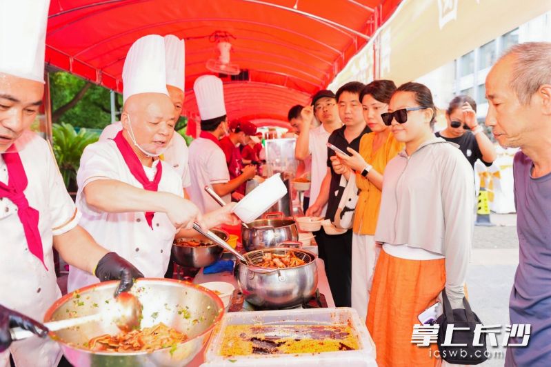 数米长的饮食排挡依次排开，酱香扑鼻的秘制卤味、爽滑入味的凉皮凉面还有各色包点，吸引食客竞相购买。 长沙晚报通讯员 李浩 供图