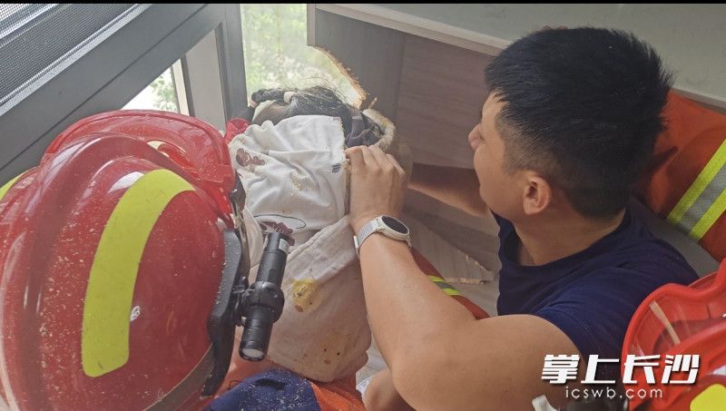 消防员正在营救被卡小女孩。 长沙晚报通讯员 王磊 摄