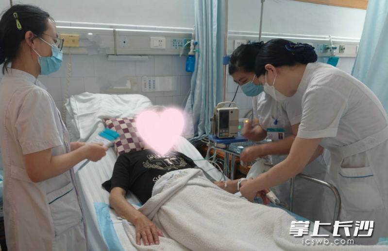 患者入院时，长沙市第一医院感染科肝病中心的医护人员为其做相关检查。 通讯员供图