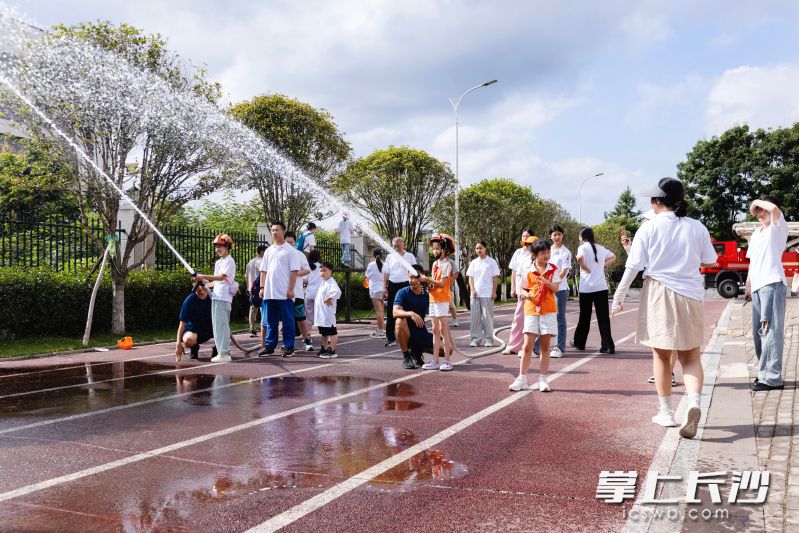 来自龙山的孩子们探访了洋湖消防救援中心站，近距离接触“火焰蓝”，学习消防安全知识。