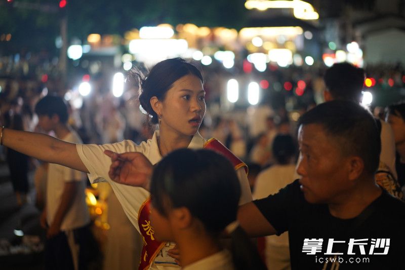 志愿者为游客指引路线。
