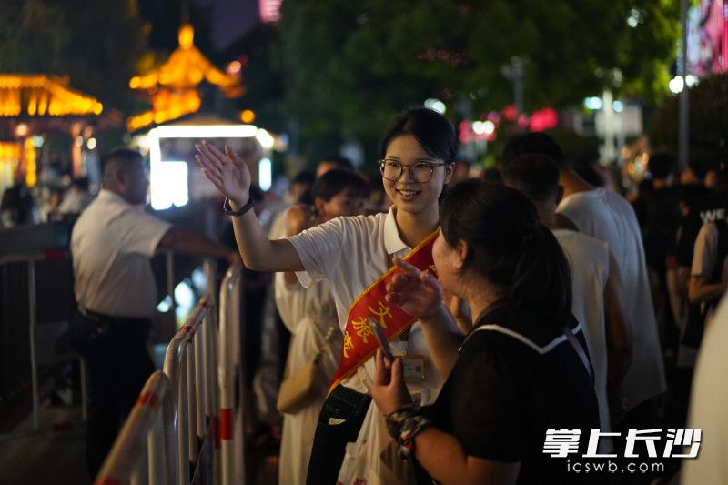 志愿者为年纪较大的游客耐心答疑。 均为长沙晚报全媒体记者尹昊天摄