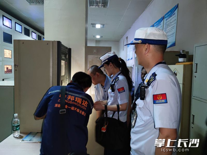 消防人员正在夜查。 长沙晚报通讯员 冯运文 供图